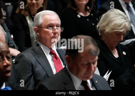 L'État de Washington. 5 déc, 2018. L'ancien procureur général Jeff écoute pendant les séances les funérailles nationales pour l'ancien président George H. W. Bush à la Cathédrale Nationale, mercredi, 5 décembre 2018, à Washington. Crédit : Alex Brandon/Piscine via CNP | Conditions de crédit dans le monde entier : dpa/Alamy Live News Banque D'Images