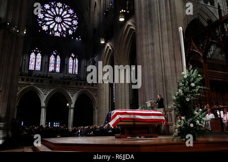 L'État de Washington. 5 déc, 2018. L'ancien président George W. Bush parle lors de funérailles d'état de son père, l'ancien président George H. W. Bush, à la Cathédrale Nationale, mercredi, 5 décembre 2018, à Washington. Crédit : Alex Brandon/Piscine via CNP | Conditions de crédit dans le monde entier : dpa/Alamy Live News Banque D'Images