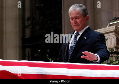 L'État de Washington. 5 déc, 2018. L'ancien président George W. Bush touche le cercueil de son père, l'ancien président George H. W. Bush, aux funérailles d'État à la Cathédrale Nationale, mercredi, 5 décembre 2018, à Washington. Crédit : Alex Brandon/Piscine via CNP | Conditions de crédit dans le monde entier : dpa/Alamy Live News Banque D'Images