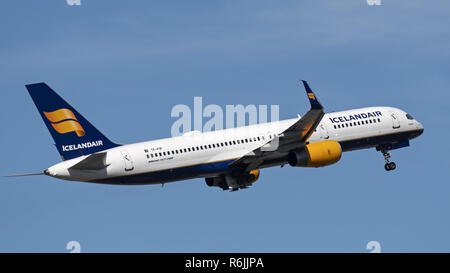 Richmond, Colombie-Britannique, Canada. Août 31, 2018. Un Boeing 757-200 d'Icelandair (TF-FIP) Avion de ligne en vol après le décollage. Credit : Bayne Stanley/ZUMA/Alamy Fil Live News Banque D'Images