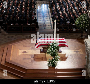 5 décembre 2018 - Washington, DC, United States : le cercueil de l'ancien président George W. Bush s'affiche au cours de ses funérailles d'État à la Cathédrale Nationale. Crédit : Chris Kleponis / Piscine / MediaPunch CNP via Banque D'Images