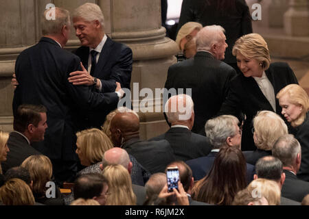 L'ancien Vice-président Al Gore, gauche, accueille l'ex-Président Bill Clinton, deuxième à gauche, comme sa femme, ancien secrétaire d'Etat américaine Hillary Clinton, droite, salue l'ancien Vice-président américain Joe Biden, en bas au centre, avant les funérailles d'État pour l'ancien président George H. W. Bush à la Cathédrale Nationale, mercredi, 5 décembre 2018, à Washington. Également sur la photo est l'ancien Président Jimmy Carter, deuxième à partir de la droite. Crédit : Andrew Harnik / Piscine / MediaPunch CNP via Banque D'Images