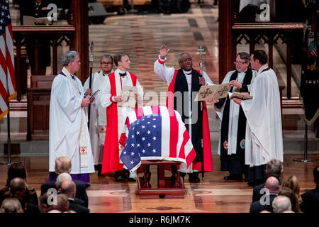 Les membres du clergé se tenir sur le cercueil, recouvert du drapeau de l'ancien président George H. W. Bush durant ses funérailles nationales à la Cathédrale Nationale, mercredi, 5 décembre 2018, à Washington. Crédit : Andrew Harnik/CNP/MediaPunch via Piscine Banque D'Images