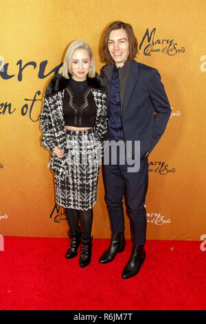 New York, USA. 9Th Jul 2018. Jazmin Grace Grimaldi et Ian Mellencamp assister à la première de New York "Mary, Queen of Scots" au théâtre de Paris à New York le 4 décembre 2018. Crédit : Jeremy Burke/Alamy Live News Banque D'Images