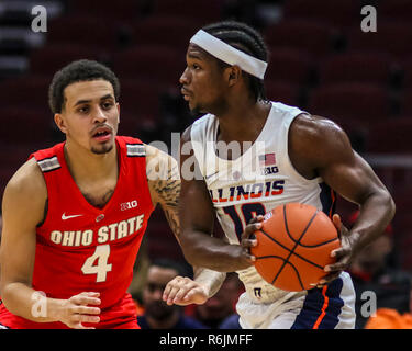 Chicago, Illinois, USA. 5 déc 2018. L'Illinois Fighting Illini guard Andres Feliz (10) est défendu par la Ohio State Buckeyes guard Duane Washington Jr. (4) au cours de l'action de jeu de basket-ball de Mens NCAA entre l'Ohio State Buckeyes et l'Université de l'Illinois à l'United Center de Chicago, IL. Credit : Cal Sport Media/Alamy Live News Banque D'Images