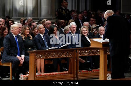 De gauche, le Président Donald Trump, première dame Melania Trump, ancien président américain Barack Obama, Michelle Obama, l'ancien Président Bill Clinton, ancien secrétaire d'Etat américaine Hillary Clinton, et l'ancien Président Jimmy Carter écouter comme l'ancien sénateur Alan Simpson, R-Wyo., prend la parole lors des funérailles d'État à la Cathédrale Nationale, mercredi, 5 décembre 2018, à Washington, pour l'ancien président George H. W. Bush. Dans la deuxième rangée sont Vice-président Mike Pence et Karen Pence. Crédit : Alex Brandon/CNP/MediaPunch via Piscine Banque D'Images