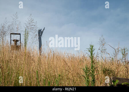 Johannesburg, Afrique du Sud, 5 décembre 2018. Une silhouette figure conserve la garde sur le Vieux Fort sur Constitution Hill. Le Vieux Fort, une prison depuis les années 1800, a été également utilisé une garnison militaire pendant la Guerre des Boers. L'ancien Président sud-africain Nelson Mandela a été une fois retenu prisonnier ici parmi les autres prisonniers politiques. Aujourd'hui, le Fort est un musée vivant. À ce jour, 5 décembre, 2013, Nelson Rolihlahla Mandela est mort. Eva-Lotta Jansson/Alamy Live News Banque D'Images