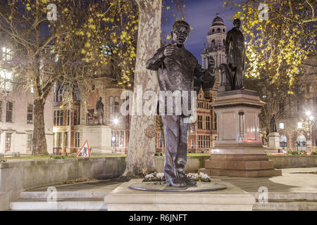 1 décembre 2018 - Royaume-Uni - La statue de bronze de Nelson Mandela vu à la place du Parlement à Londres, ancien président de l'Afrique du Sud, une volonté politique et militant anti-apartheid. .La statue a été dévoilée par le Premier ministre britannique Gordon Brown le 29 août 2007. (Crédit Image : © Nicolas Economou/SOPA des images à l'aide de Zuma sur le fil) Banque D'Images