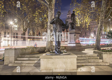 1 décembre 2018 - Royaume-Uni - La statue de bronze de Nelson Mandela vu à la place du Parlement à Londres, ancien président de l'Afrique du Sud, une volonté politique et militant anti-apartheid. .La statue a été dévoilée par le Premier ministre britannique Gordon Brown le 29 août 2007. (Crédit Image : © Nicolas Economou/SOPA des images à l'aide de Zuma sur le fil) Banque D'Images