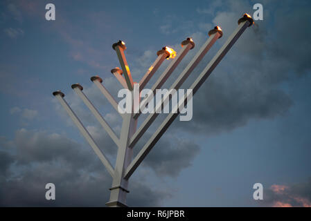 Johannesburg, Afrique du Sud, 5 décembre 2018. La communauté juive allumé ce super moyennes menorah d'Hanoukka à Sandton City, mercredi soir. House-Johannesburg Chabad a allumé la 4ème bougie de la 7-mètres de hauteur de la Menorah, symbole du quatrième jour de Hanoukka, ou le Festival des lumières (dire que c'est la plus grande Menorah en Afrique). Hanoucca est célébrée du 2 au 10 décembre. Eva-Lotta Jansson/Alamy Live News Banque D'Images