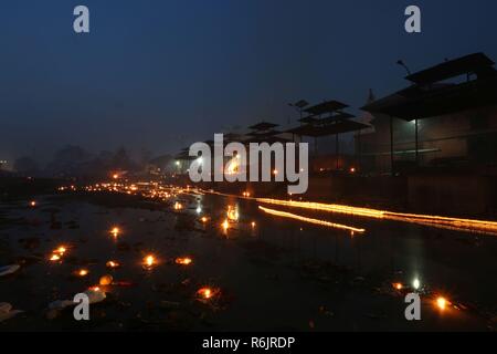 Katmandou. 6e déc, 2018. Photo prise le 6 décembre 2018, montre des lampes à l'huile offerts par les gens sur la rivière Bagmati pour marquer le Festival Bala Chaturdashi à Katmandou, au Népal. Chaturdashi Bala est le 14e jour après la pleine lune et tombe chaque année à la fin novembre ou début décembre. La journée est marquée en l'honneur du défunt, les membres de la famille où les dévots dispersent sept différentes sortes de graines. Avant le jour, les dévots ont passé toute la nuit éveillé et l'éclairage des lampes à huile dans nom de la mémoire de la personne décédée. Credit : Sunil Sharma/Xinhua/Alamy Live News Banque D'Images