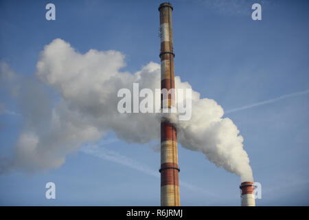 Cracovie, Pologne. 6e déc, 2018. La fumée et la vapeur est perçu comme PGE Power station fonctionne pendant une journée d'hiver. Credit : Omar Marques/SOPA Images/ZUMA/Alamy Fil Live News Banque D'Images