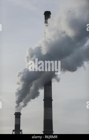 Cracovie, Pologne. 6e déc, 2018. La fumée et la vapeur est perçu comme PGE Power station fonctionne pendant une journée d'hiver. Credit : Omar Marques/SOPA Images/ZUMA/Alamy Fil Live News Banque D'Images