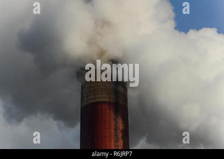 Cracovie, Pologne. 6e déc, 2018. Une vue détaillée de la fumée et de la vapeur vu entourant une cheminée comme PGE Power station fonctionne pendant une journée d'hiver. Credit : Omar Marques/SOPA Images/ZUMA/Alamy Fil Live News Banque D'Images