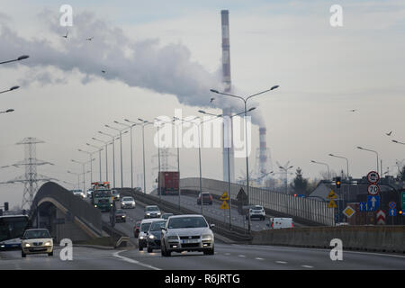 Cracovie, Pologne. 6e déc, 2018. Trafiic est vu avec de la fumée et de la vapeur sur l'arrière-plan comme PGE Power station fonctionne pendant une journée d'hiver. Credit : Omar Marques/SOPA Images/ZUMA/Alamy Fil Live News Banque D'Images