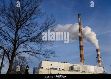 Cracovie, Pologne. 6e déc, 2018. La fumée et la vapeur est perçu comme PGE Power station fonctionne pendant une journée d'hiver. Credit : Omar Marques/SOPA Images/ZUMA/Alamy Fil Live News Banque D'Images