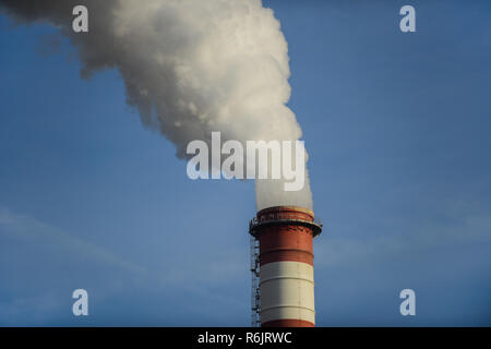 Cracovie, Pologne. 6e déc, 2018. La fumée et la vapeur est perçu comme PGE Power station fonctionne pendant une journée d'hiver. Credit : Omar Marques/SOPA Images/ZUMA/Alamy Fil Live News Banque D'Images