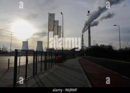 Cracovie, Pologne. 6e déc, 2018. Vue de la PGE Power Station d'exploitation vu au cours d'une journée d'hiver. Credit : Omar Marques/SOPA Images/ZUMA/Alamy Fil Live News Banque D'Images