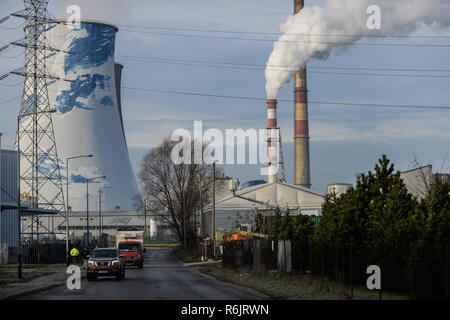 Cracovie, Pologne. 6e déc, 2018. La fumée et la vapeur est perçu comme PGE Power station fonctionne pendant une journée d'hiver. Credit : Omar Marques/SOPA Images/ZUMA/Alamy Fil Live News Banque D'Images