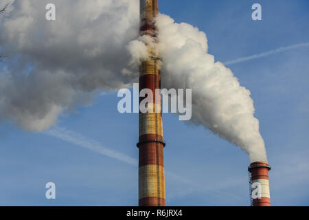 Cracovie, Pologne. 6e déc, 2018. La fumée et la vapeur est perçu comme PGE Power station fonctionne pendant une journée d'hiver. Credit : Omar Marques/SOPA Images/ZUMA/Alamy Fil Live News Banque D'Images