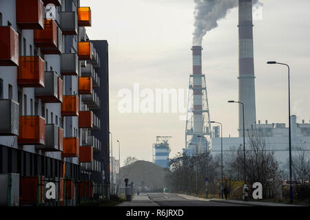 Cracovie, Pologne. 6e déc, 2018. Vue de la PGE Power Station à proximité d'un quartier résidentiel. Credit : Omar Marques/SOPA Images/ZUMA/Alamy Fil Live News Banque D'Images