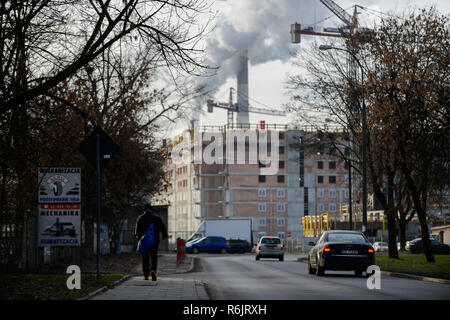 Cracovie, Pologne. 6e déc, 2018. La fumée et la vapeur est perçu comme PGE Power station fonctionne pendant une journée d'hiver. Credit : Omar Marques/SOPA Images/ZUMA/Alamy Fil Live News Banque D'Images