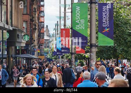 Au cours de Buchanan Street bondé aux Championnats d'Europe en 2018, avec l'événement des banderoles accrochées aux lampadaires, Glasgow, Royaume-Uni Banque D'Images