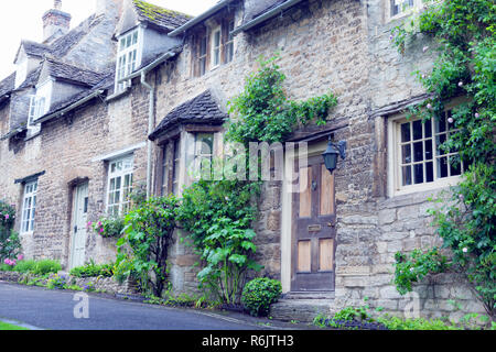 Rangée de vieux cottages anglais traditionnel avec des fleurs dans le jardin avant, village de Cotswolds, Royaume-Uni . Banque D'Images