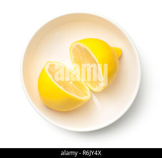 Dans un bol de citron isolé sur fond blanc Banque D'Images