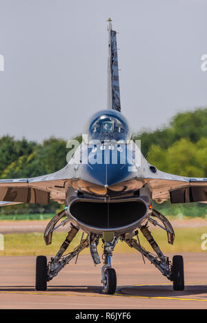 General Dynamics F-16 Fighting Falcon fighter jet au Royal International Air Tattoo, RIAT, RAF Fairford meeting aérien. Lockheed F16, profil Banque D'Images