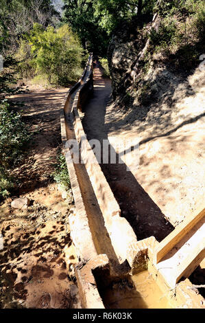 Aqueduc romain dans Colorado Provençal à Rustrel Banque D'Images