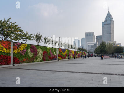 Mur Floral jardin avec le centre-ville de Shanghai skyline Banque D'Images