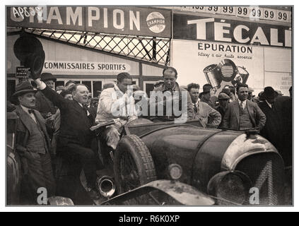 1928 LE MANS 24h heure VINTAGE 1928 HISTORIQUE LE MANS ENDURANCE RACE 'LES BENTLEY BOYS' Gagner le 1928 24 Heures du Mans a été le 6e Grand Prix de l'Endurance, et a eu lieu le 16 et 17 juin 1928. Bentley boys 24 heures du Mans Bernard Rubin, co-pilote de la Bentley 4½ litre (surnommé 'vieille mère Gun') aux côtés de Woolf Barnato Bentley directeur, le premier pilote australien né à gagner Le Mans, et le premier pilote né dans l'hémisphère sud pour gagner la course. Banque D'Images