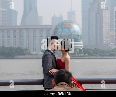 Avoir deux ou trois photos de mariage prises sur le Bund à Shanghai Banque D'Images