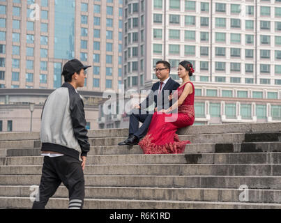 Avoir deux ou trois photos de mariage prises sur le Bund à Shanghai Banque D'Images