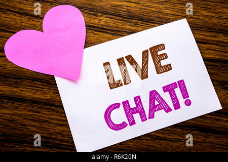 Par contre l'écriture de texte conceptuel montrant Live Chat . Concept pour la communication par chat écrit le post-it papier, bois en arrière-plan. Coeur rose avec amour sens adoration. Banque D'Images