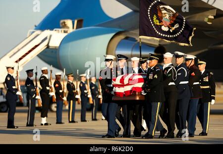 Service commun les porteurs portent le cercueil, recouvert du drapeau de l'ancien président George W. Bush comme il arrive de Houston à bord d'Air Force One le 3 décembre 2018 dans l'arrêt Andrews, dans le Maryland. Bush, le 41e président, est décédé à son domicile de Houston à l'âge de 94 ans. Banque D'Images