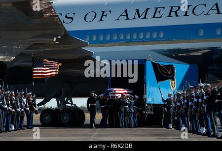 Service commun les porteurs portent le cercueil, recouvert du drapeau de l'ancien président George W. Bush comme il arrive de Houston à bord d'Air Force One le 3 décembre 2018 dans l'arrêt Andrews, dans le Maryland. Bush, le 41e président, est décédé à son domicile de Houston à l'âge de 94 ans. Banque D'Images