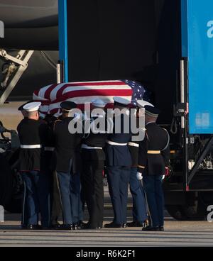 Service commun les porteurs portent le cercueil, recouvert du drapeau de l'ancien président George W. Bush comme il arrive de Houston à bord d'Air Force One le 3 décembre 2018 dans l'arrêt Andrews, dans le Maryland. Bush, le 41e président, est décédé à son domicile de Houston à l'âge de 94 ans. Banque D'Images