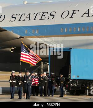 Service commun les porteurs portent le cercueil, recouvert du drapeau de l'ancien président George W. Bush comme il arrive de Houston à bord d'Air Force One le 3 décembre 2018 dans l'arrêt Andrews, dans le Maryland. Bush, le 41e président, est décédé à son domicile de Houston à l'âge de 94 ans. Banque D'Images