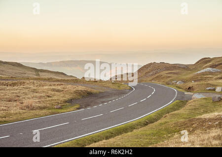 Route qui serpente à travers la Montagne Noire Carrière ou également connu sous le nom de Carrière de Herbert dans le parc national de Brecon Beacons, Carmarthenshire, Pays de Galles, Royaume-Uni Banque D'Images