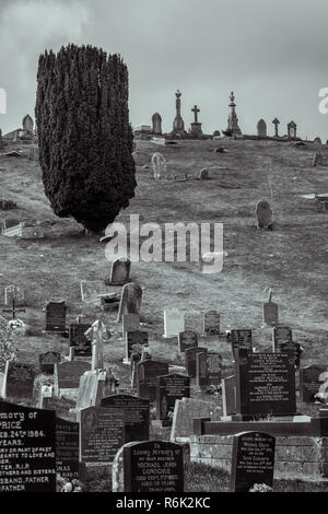 Vue d'ensemble des tombes anciennes au cimetière de pantalon dans Merthyr Tydfil, Wales, UK Banque D'Images