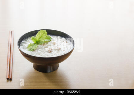 Riz chinois traditionnel dans un bol de gruau Banque D'Images