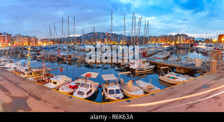 Nuit Marina du Pirée à Athènes, Grèce Banque D'Images