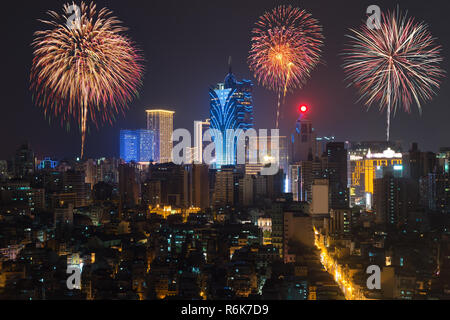 Nouvelle année, le feu d'artifice à Macao (Macao), Chine. Hôtel gratte-ciel et des capacités au centre-ville de casino à Macao (Macao). Banque D'Images