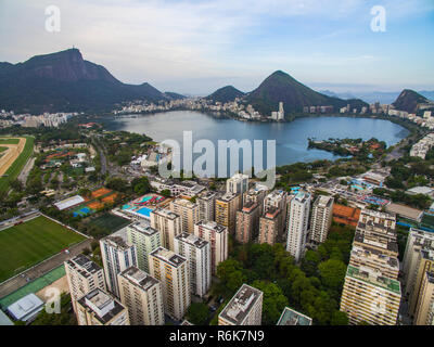 Vue aérienne de la lagune et du district d'Ipanema et Leblon, Rio de Janeiro, Brésil, Amérique du Sud. Banque D'Images