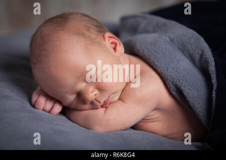 Belle newborn sleeping Banque D'Images