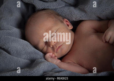 Belle newborn sleeping Banque D'Images