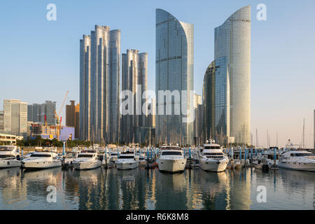 Vue sur la ville de Busan à Haeundae Plage Gwangalli, district avec location de quai à Busan, Corée du Sud. Banque D'Images