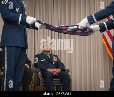 Le sergent-chef de commandement en chef. Oscar Tey, enrôlés pour le groupe de travail Opérations nationales Texas siège comme le drapeau américain est replié et présenté à lui à sa retraite cérémonie tenue au Camp Mabry à Austin, Texas, le 20 mai 2017. Tey a servi plus de 30 ans de service combiné dans l'armée américaine, et le Texas de l'armée et de la Garde nationale. Banque D'Images